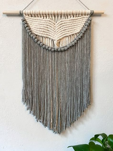 Boho Beach Home, Crochet Wall Decor, Macrame Wall Hanging Ideas, Macrame Feather Wall Hanging, Macrame Wall Hanging Tutorial, Whale Decor, Macrame Yarn, Feather Wall Hanging, Beach Home Decor