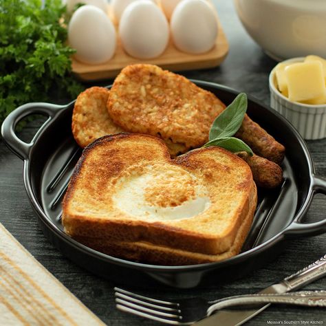 Eggs In A Hole, Sweet And Savory Breakfast, Bacon And Egg Roll, Egg Recipes For Dinner, Egg In A Hole, Breakfast And Brunch, Breakfast Sandwiches, Brunch Dishes, Sausage And Egg