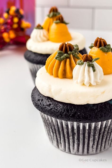 Chocolate cupcakes with buttercream assorted pumpkins on top in various autumn colors. Perfect Cupcakes, Cupcake Decorating Ideas, Fall Cupcakes, Buttercream Cupcakes, Fall Cooking, Cupcake Decorating, Piping Tips, Fall Birthday, Cupcakes Decoration