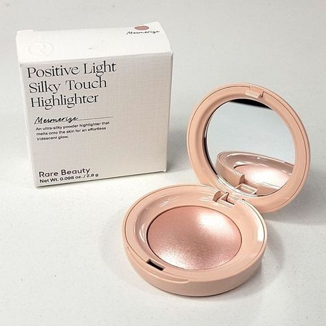 Athletic Makeup, Positive Light Silky Touch Highlighter, Makeup Rare Beauty, Rare Beauty Positive Light, Rare Beauty Makeup, 2023 Wishlist, Dream Makeup, Makeup List, Makeup Accesories