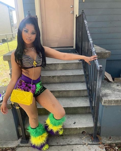 Madigra Outfit, Marci Grad Outfit, Baddie Mardi Gras Outfits, Mardi Gras Fits, Mardigrass Ideas Outfit, Mardi Gras Hairstyles, Mardi Gras Outfits Black Women, Cute Mardi Gras Outfit, Mardi Gras Party Outfit