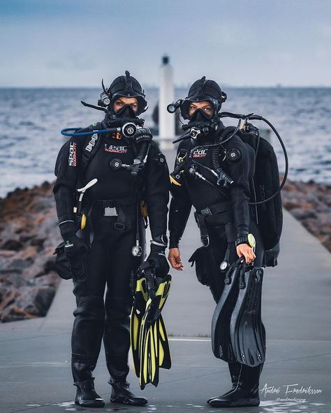 Sisters who dive together stick together! How many members of your family have you introduced to diving? 🤿🫧 📷 IG 'andrediving' 🤿 IG 'juliedalgaard' and 'nannandalgaard' #LiveUnfiltered Diver Suit, Scuba Diver Girls, Women's Diving, Diving Suit, Cave Diving, Scuba Diving Gear, Scuba Girl, Full Face Mask, Diving Gear