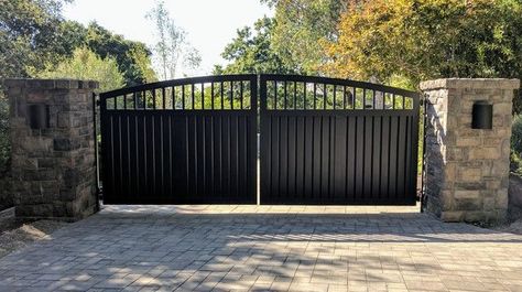 Black Iron Gates Driveway, Gate Ideas Driveway, Wrought Iron Gates Driveway, Front Gate Ideas, Driveway Gate Ideas, Iron Gates Driveway, Entrance Gates Driveway, Gated Driveway, House Entrance Doors