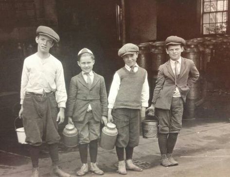 Boys in the 1920s, great hats! 1920s Photos, Skimmed Milk, Children Fashion, Retro Mode, 1930s Fashion, Working Class, Boy Costumes, Penguin Books, 1920s Fashion