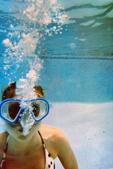 Underwater Camera Aesthetic, Underwater Disposable Camera Pictures, Underwater Pics, Underwater Photography Pool, Underwater Film, Disposable Camera Photography, Pool Photography, Beach Inspo, Underwater Camera