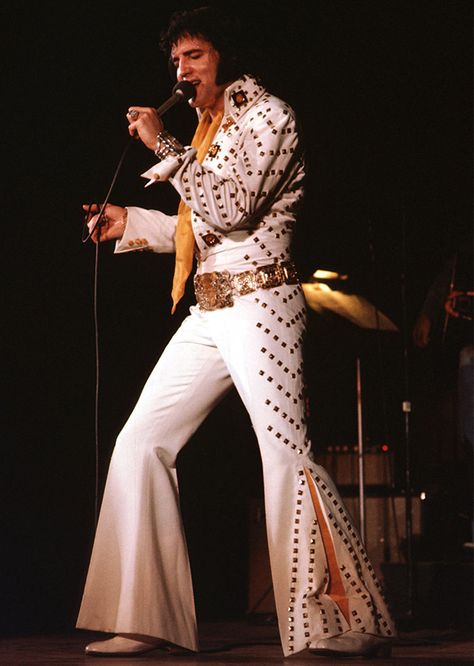 History and known facts about the bell foot pants or as it is more popular known as Bell Bottoms – Mail King Viv Evil Kenevil, Elvis Aloha From Hawaii, Elvis Presley Wallpaper, Elvis Presley Concerts, Elvis Jumpsuits, Elvis In Concert, Elvis Presley Pictures, We Will Rock You, Elvis Presley Photos