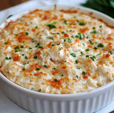 Maryland Crab Dip, Hot Crab Dip Recipe, Smoked Sausage Pasta, Maryland Crabs, Hot Crab Dip, Crab Dip, Sliced Baguette, Sausage Pasta, Dairy Free Options