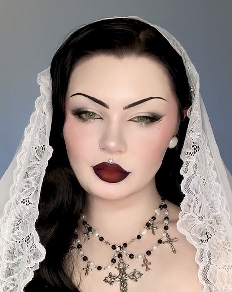 Gothic Bride Makeup Halloween, Vamp Glam Makeup, Halloween Bridal Makeup, Bridal Gothic Makeup, Gothic Bride Nails, Goth Makeup Wedding, Wedding Makeup Gothic, Bride Of Dracula Makeup, Goth Bridesmaid Makeup