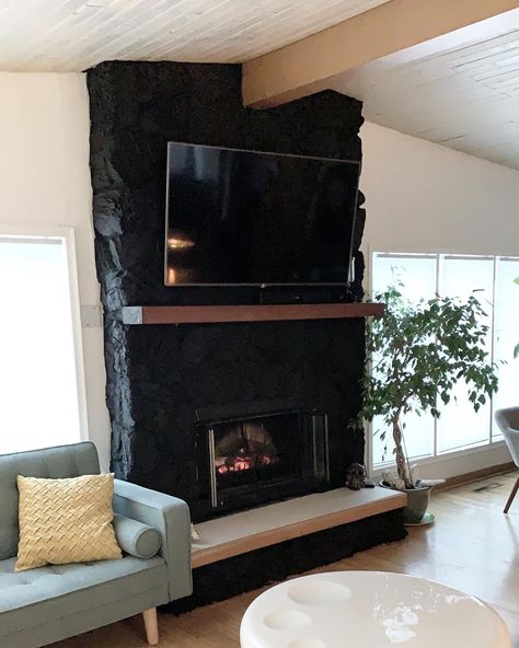 Painted Rock Fireplaces, Mid Century Modern Makeover, Painted Stone Fireplace, Stone Fireplace Makeover, Painted Brick Fireplaces, Fireplace Update, Paint Fireplace, Black Fireplace, Brick Fireplace Makeover