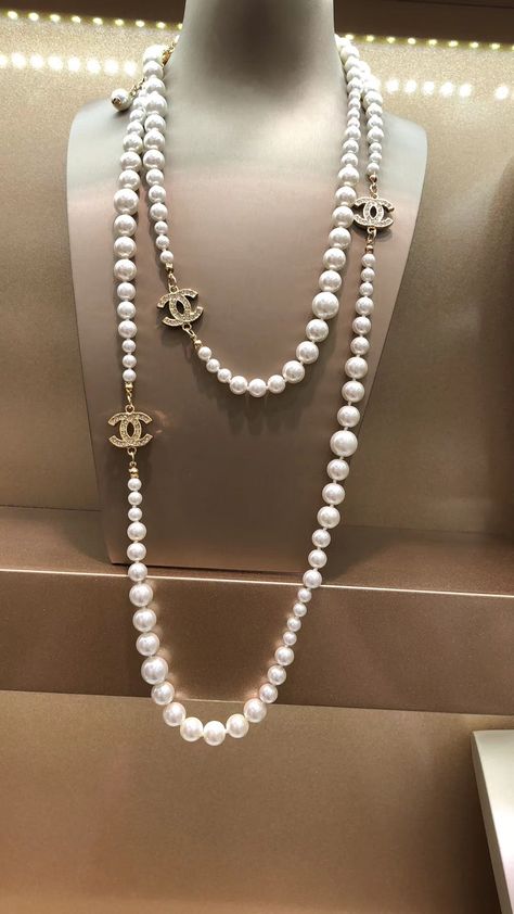 Channel Pearl Necklace, Pearl Necklace Chanel, Long Pearl Necklace Outfit, Channel Necklace, Big Heels, Pearl Necklace Aesthetic, Chanel Pearl Necklace, Chanel Pearls, Chanel Necklace