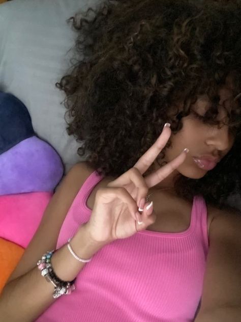 Pretty Selfies Curly Hair, Curly Hair Selfie Instagram, Pretty Baddies Instagram, Pretty Selfies Ideas Natural, Gangster Princess, Beauty Routine Tips, Hair Tattoos, Curly Hair Routine, Selfie Ideas Instagram