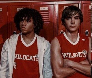 Zac Efron High School, Taylor Mckessie, Zac Efron Pictures, Zach Efron, Troy And Gabriella, Lucas Grabeel, Highschool Musical, Monique Coleman, Kevin Zegers