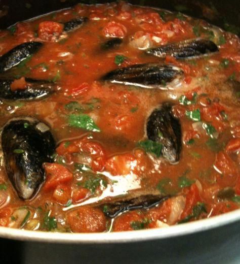 Mussels Recipe Tomato, Mussels Recipe White Wine, Tomato Sauce From Fresh Tomatoes, Shrimp Chorizo, Mussels In White Wine, Mussels Recipe, White Wine Sauce, Muscle Food, Wine Sauce