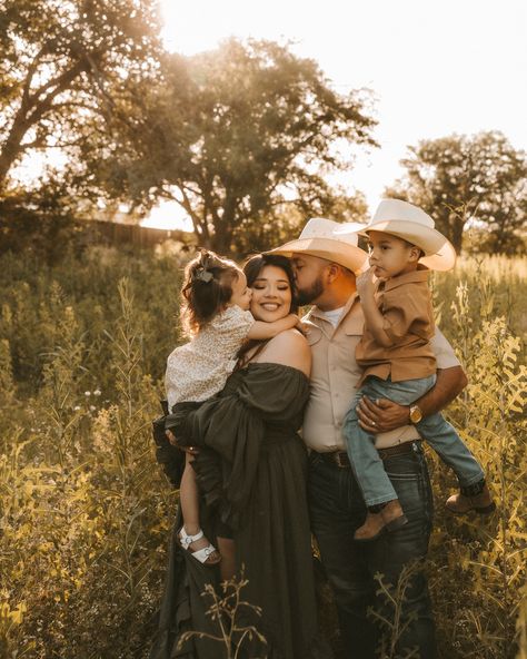 Little family Family Of 4 Picture Outfits, Family Of Five Photoshoot, Family Pictures Summer, Farm Family Pictures, Homestead Style, Fall Minis, Farm Family, Family Poses, Family Of Five