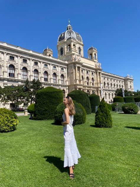 Vienna Fashion Summer, Vienna Instagram Pictures, Vienna Aesthetic Outfits, Summer In Vienna, Austria Summer Outfit, Vienna Summer Aesthetic, Vienna Outfit Summer, Interrailing Outfits, Vienna Austria Outfits