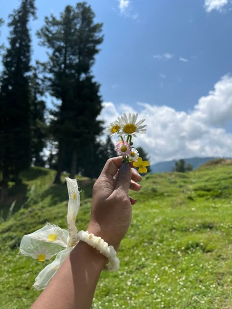 #kashmir #gulmarg #sonmarg #pahalgam #aesthetic #pinterest #nature #mountains #snap #photography #photooftheday #photo #photoshoot #poses #srinagar #jammu #travel Kashmir Aesthetic, Pahalgam Kashmir, Hiking Picture Ideas, Mountain Photo Ideas, Manali Trip, Travel Poses, Face Makeup Tutorial Video, Kashmir Trip, View Aesthetic