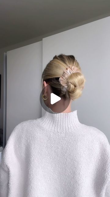 Hairclaw Hairstyles Short Hair, Clawclip Hairstyle Short Hair, Hairclaw Hairstyle, Scrunchies Hairstyles, Scrunchie Updo, Bun Hack, Scrunchie Styles, Short Hair Hacks, Short Hair Bun