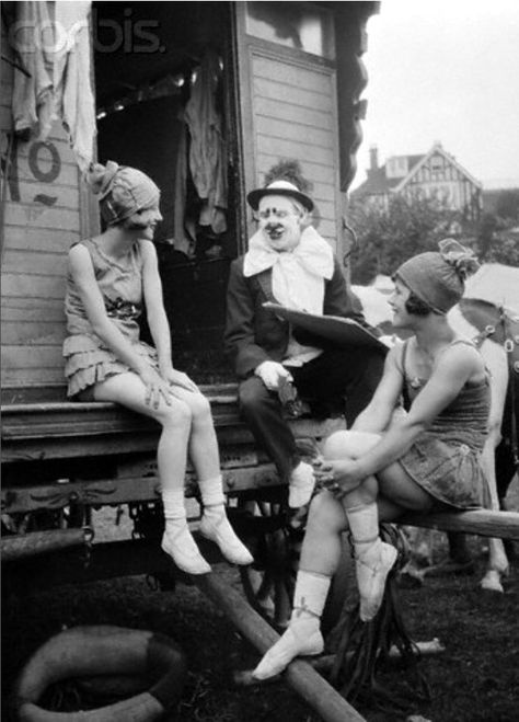 24 Cozy Snapshots of Circus Performers at the Backstage in the 1920s and '30s Vintage Circus Photos, Circus Photography, Circus Vintage, Old Circus, Pierrot Clown, Circus Sideshow, Circus Circus, Circus Performers, Send In The Clowns