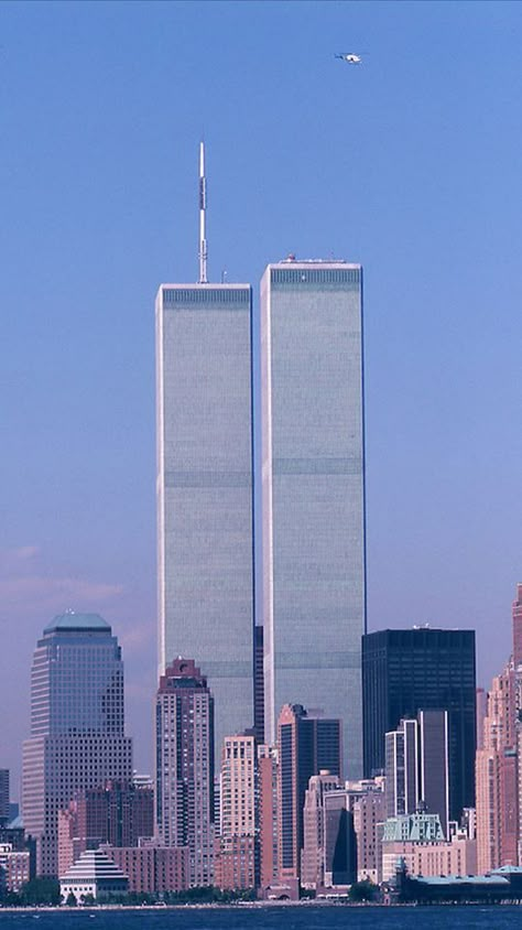 Twin Towers Collapse, World Trade Center Pictures, London City View, World Trade Center Nyc, American Aesthetic, The Twin Towers, Visit New York City, Usa Cities, Adventure Travel Explore