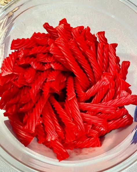 Red Vines Candy, Licorice Aesthetic, Picnic Charcuterie Board, Pastries Aesthetic, Java Sok, Red Snacks, Harry Potter Night, Sour Drink, Candy Salad