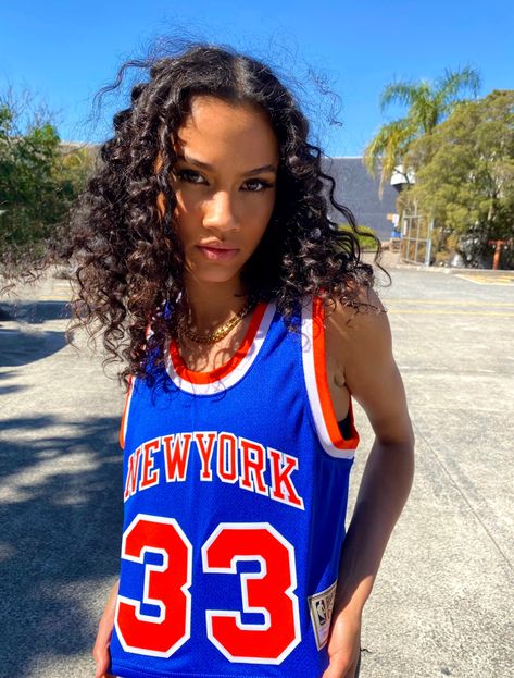 NEW YORK KNICKS💙❤️ #instastreetwear #ootdinspo #womensstreetwear #sneakerhead #streetwear #streetstyle #streetwearstyle #fashioninspo #dailyoutfit #ootdfashion #styleinspiration #stylebyme Knicks Outfit, Influencers Fashion, New York Knicks, Nyc Fashion, Streetwear Women, Ootd Fashion, Sneaker Head, Daily Outfits, Streetwear Fashion