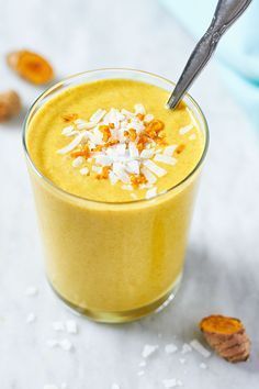 This creamy turmeric smoothie is a great nutritious boost and will makes you feel energized throughout the day. Turmeric Smoothie Recipes, Super Healthy Smoothies, Resep Smoothie, Turmeric Smoothie, Smoothie King, Turmeric Recipes, Feel Energized, Breakfast Smoothie Recipes, Good Smoothies