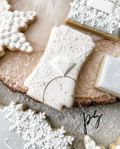 Snow In Love Bridal Shower Cookies, Snow In Love Cookies, Winter Bridal Shower Cookies, Christmas Bridal Shower Cookies, Christmas Engagement Cookies, Winter Wedding Cookies Decorated, Snow In Love Engagement Party, Winter Wedding Cookies, Engagement Cookies Ideas