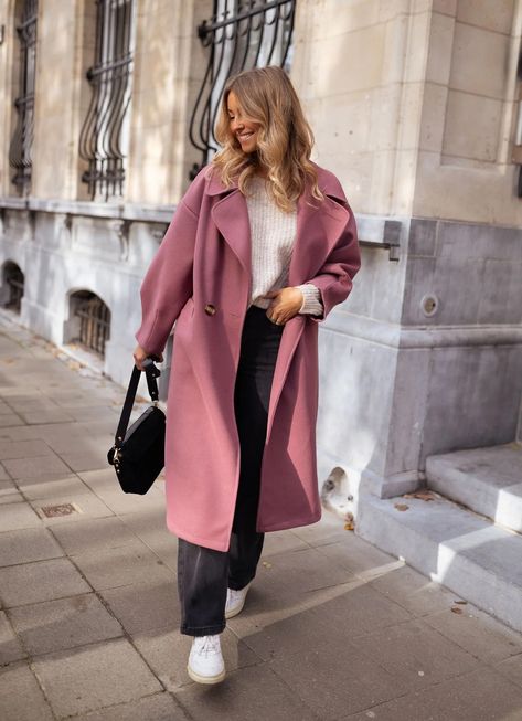 Pink Trench Coat Outfit Winter, Pink Coat Street Style, Pink Coat Outfit Winter, Long Pink Coat, Pink Coat Outfit, Light Pink Coat, Clothes Europe, Coat Outfit Casual, Long Coat Outfit