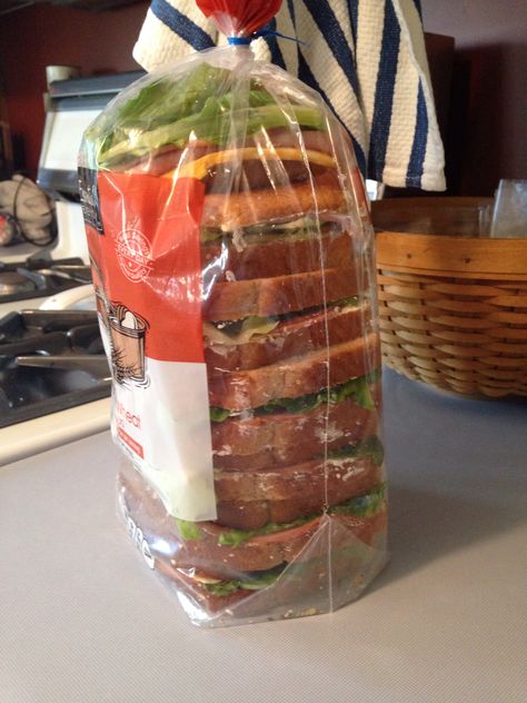 Need to pack a bunch of sandwiches for a long road trip? Save the plastic bread bag and store them in there. It saves on plastic baggies and keeps them in shape! Beach Day Food, Road Trip Food, Bread Bag, Vacation Meals, Road Trip Snacks, Travel Snacks, Outfit Travel, Beach Meals, Long Road Trip