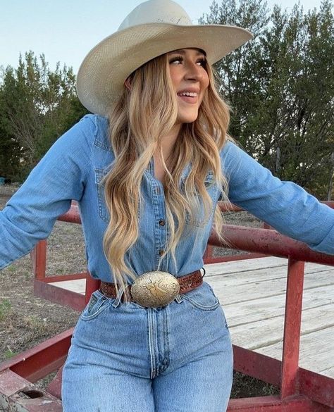 Ranch Outfits For Women Summer, Alt Western Outfits, Western Denim Outfit, Jeans Cowgirl Outfit, Elegant Cowgirl Outfit, Nashville Fits, Country Fall Outfits, Traje Cowgirl, Outfit Vaqueros