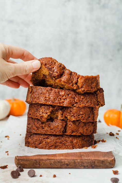 Healthy Pumpkin Bread, Pumpkin Bread Easy, Pumpkin Bread Pudding, Pumpkin Loaf, Chocolate Chip Bread, Pumpkin Recipes Easy, Thanksgiving Desserts Easy, Pumpkin Chocolate Chip Bread, Pumpkin Chocolate Chip