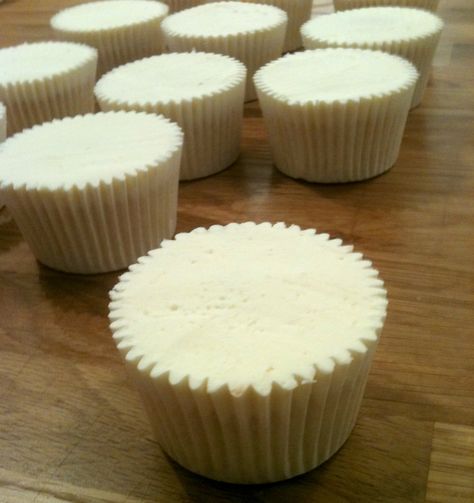 How to flat top a cupcake Flat Top Cupcakes, Fair Cake, Cupcake Making, Perfect Cupcakes, Cupcake Mix, Cupcake Decorating Tips, Novelty Birthday Cakes, How To Make Cupcakes, Cupcake Bouquet