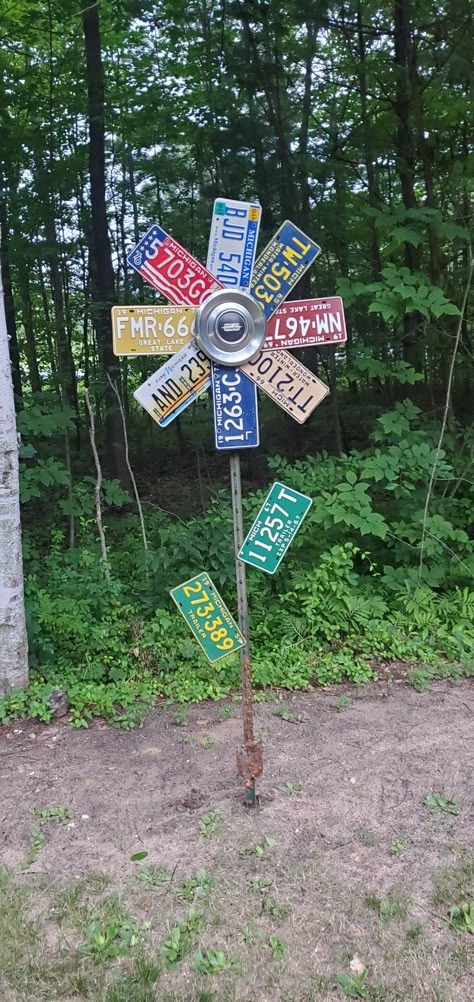 Yard licens plate art. Things To Do With Old License Plates, Hubcap Art Ideas, 4h Metal Projects, License Plate Flowers, Hub Caps Ideas, License Plate Crafts Projects, License Plate Repurposed, License Plates Diy, License Plate Decor