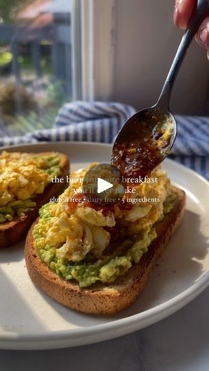 Avocado Toast Recipe Egg, Egg Salad Toast, Egg Avocado Toast, Autumn Town, 5 Minute Recipe, Spiced Eggs, Onion Oil, Spicy Eggs, Egg Avocado