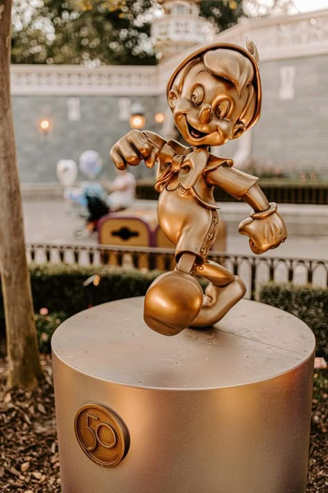 Disney Statues, Deco Disney, Disney 50th Anniversary, Disney World Pictures, Tokyo Disneysea, Disney Adult, Disney World Magic Kingdom, Cute Disney Pictures, Disney Board