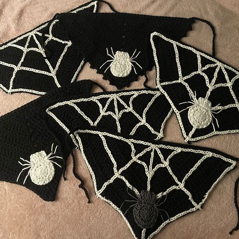 Free Crochet Halloween, Crochet Halloween Patterns, Crochet Spider Web, Spooky Crafts, Crafty Witch, Crochet Spider, Celtic Knot Tattoo, Knot Tattoo, Crochet Halloween