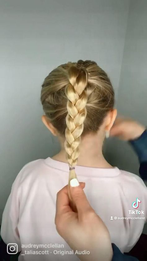 Hairstyles For Moms, Easy Hair Tutorials, Easy Little Girl Hairstyles, Girl Hair Dos, Girls Hairstyles Easy, Hair Upstyles, Medium Layered, Toddler Hairstyles Girl