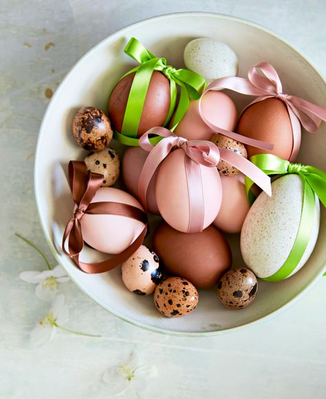 Ribbon-Tied Eggs Easter Decorating Ideas, Decorating Easter Eggs, Easter Egg Decorations, Easter Dinner Table, Basket Centerpieces, Spring Flower Arrangements, Easter Egg Tree, Easter Decorating, Easter Egg Crafts