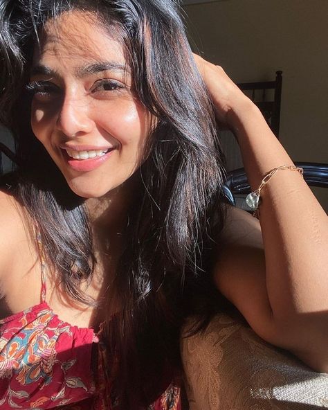 Aishwariya Lakshmi, Aishwarya Lakshmi, Tt Pfp, Aishwarya Lekshmi, Desi Vibes, Samantha Photos, Hot Poses, Fashion Terms, Malayalam Actress