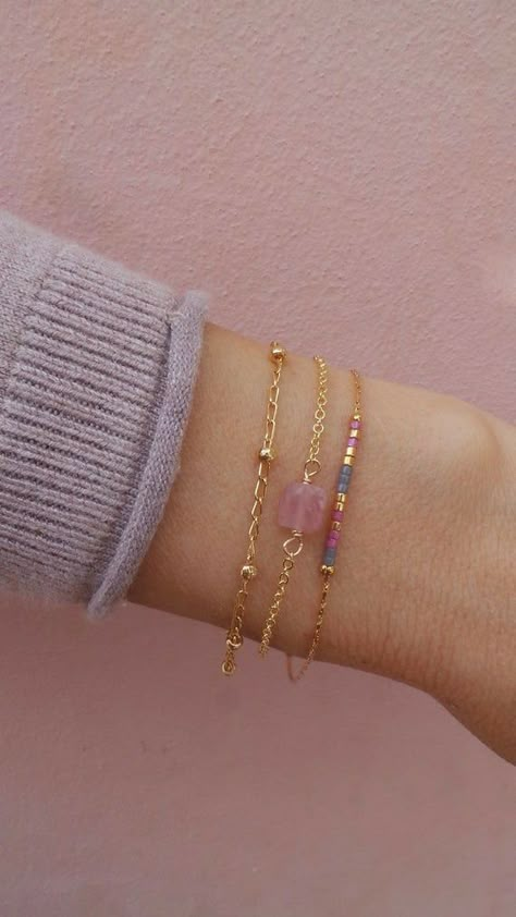 Jewelry Inspo Aesthetic, Trending Jewelry 2023, Bead Bracelet Design Ideas, Minimalist Bracelets, Diy Home Decor Crafts, Dainty Rose, Raw Rose Quartz, Home Decor Crafts, Rose Quartz Bracelet