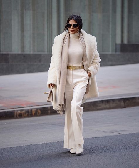 We Can't Get Enough of These Winter Hues - Rue Now Cream Teddy Coat Outfit, Max Mara Outfit, Victoria Barbara, Teddy Coat Outfit, Ivory Outfit, Cream Outfit, Coat Street Style, Classic Style Outfits, Teddy Coat