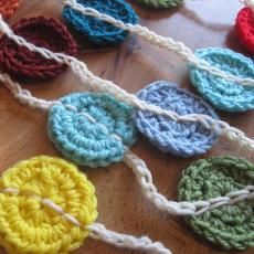 Dot Garland, Bunting Pattern, Crochet Applique Patterns Free, Crochet Circle, Crochet Bunting, Fingerless Gloves Crochet Pattern, Circle Garland, Crochet Garland, Crochet Circles