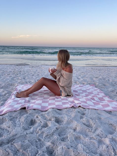 Awsthetic Beach Girl, Summer Aesthetic Morning, Beach Astethic Girl, June Girl Aesthetic, Beach Days Aesthetic, Summer Asthetics Photos, Free Girl Aesthetic, Soft Beach Aesthetic, Beach Babe Aesthetic