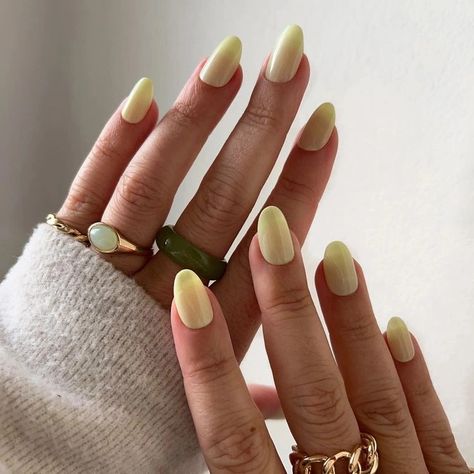 Light Yellow Nails Pastel, Lemon Color Nails, Limoncello Nails, Nails For Yellow Dress, Summer Wedding Nails Guest, Almond Nails Yellow, Italian Nails Trends, Light Yellow Nails, Pastel Yellow Nails