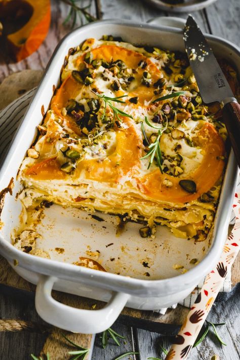 Ein echter vegetarischer Herbstknaller! - Unsere mega cremige Kürbis Lasagne mit Ricotta und Pistazien Pumpkin Recipes, Veggie Recipes, Soul Food, Savoury Food, Fall Recipes, Ricotta, Workout Food, Food Inspiration, Love Food