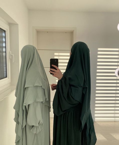 4 Hijabi Friends, Hijabi Friends, Hijabi Friends Aesthetic, Hijabi Friends Photography, Two Hijabi Friends Aesthetic, Hijabi Bff Aesthetic, Khimar Style, Islamic Modest Fashion, Modest Outfits Muslim