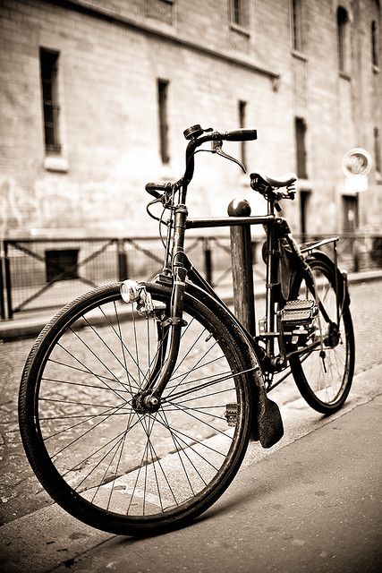 vintage bicycle on a Paris street Sepia Pictures, Bicycle Pictures, Bicycle Photography, Bicycle Chic, Whats Wallpaper, Cycling City, Velo Vintage, Old Bicycle, Vintage Cycles