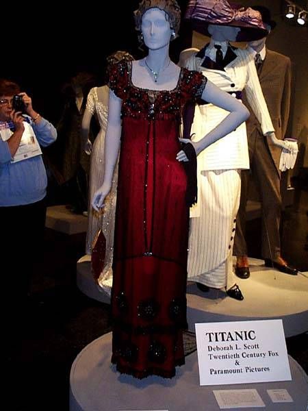 A red and black beaded party dress worn by Kate Winslet as Rose in the film Titanic. Titanic Red Dress, Titanic Costume, Rose Titanic, Titanic Dress, Popular Costumes, Jack Dawson, Hollywood Costume, Red Costume, Jeanne Lanvin