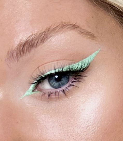 Pastel Eyeliner Makeup, Pastel Eyeliner Looks, Pastel Eyeliner, Mint Eyeliner Looks, Green Eyeliner Looks, Green Winged Eyeliner, Aqua Eyeliner Looks, Mint Green Eyeliner, Eyeliner Verde