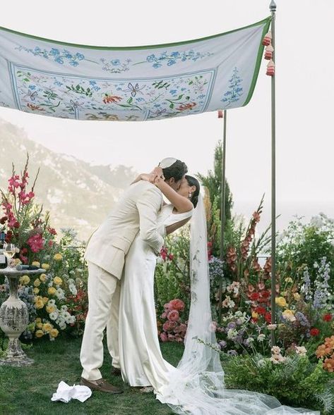 wedding floral trends chuppah 2025 wedding Jewish Outdoor Wedding, Simple Huppah, Creative Chuppah, Simple Chuppah Ideas, Huppah Wedding Outdoor, Jewish Wedding Aesthetic, Lace Chuppah, Chuppah Simple, Beach Chuppah